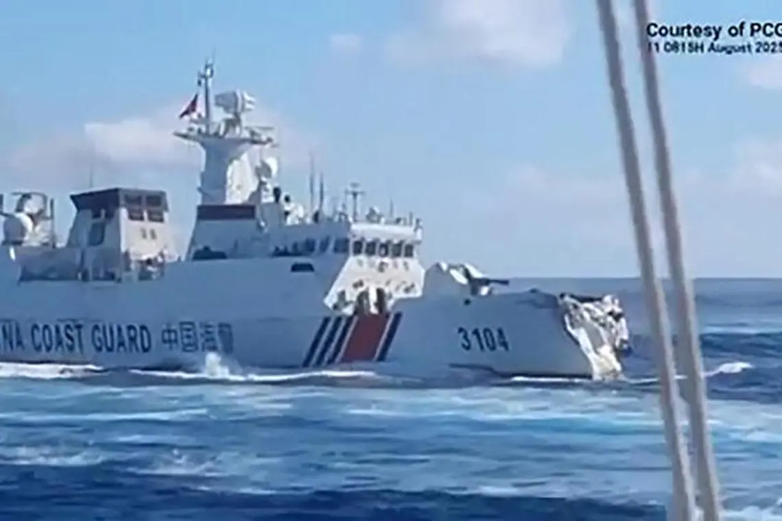 刚造的军舰被撞了